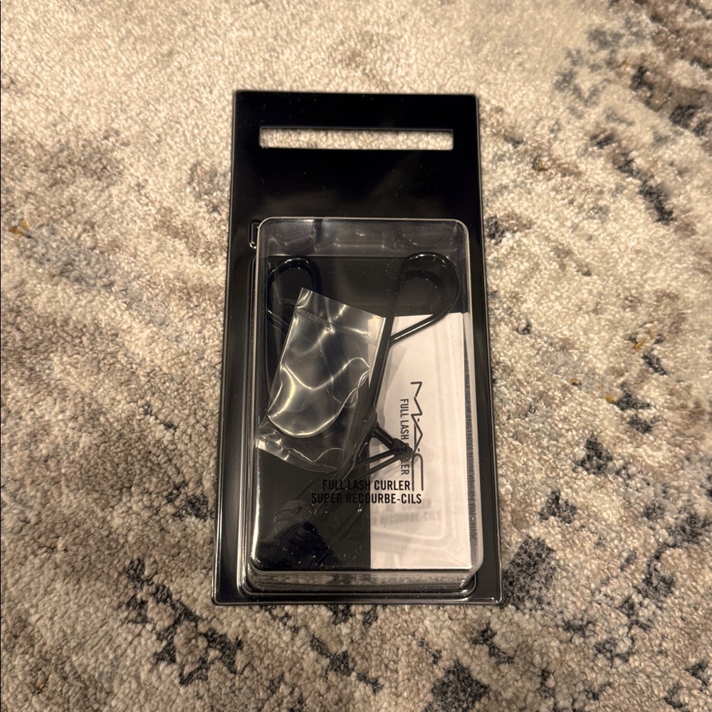 MAC Cosmetics Professional Eyelash Curler 

Brand New BNIB

Professional, Sleek